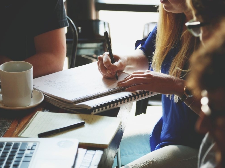 Cómo elegir el mejor coworking en Barcelona sin dejarte llevar por fotos: transporte, Wi-Fi, salas, flexibilidad, ambiente y valor real del plan